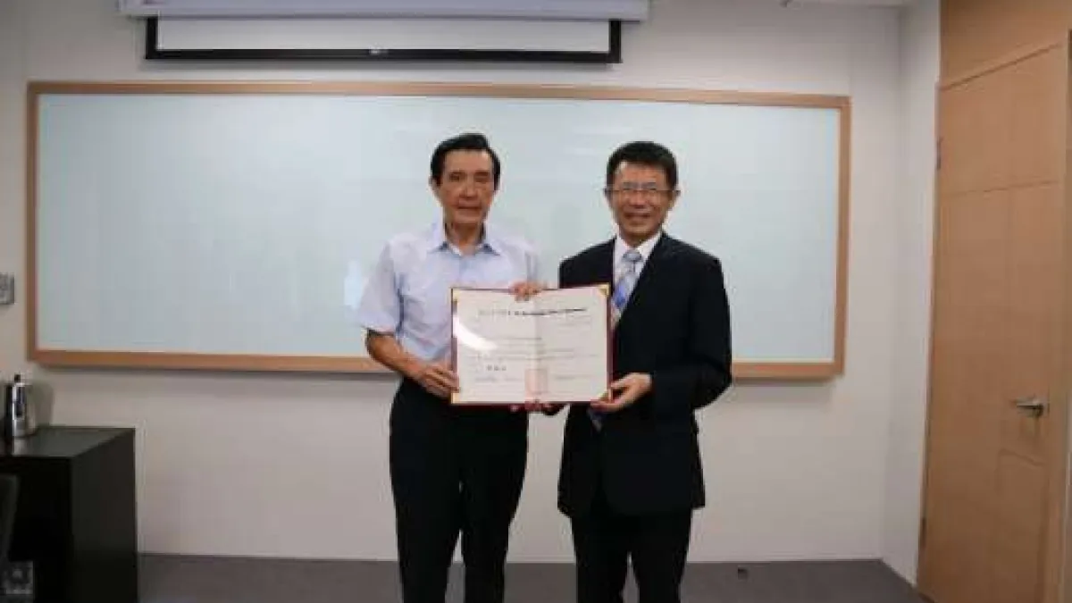 東吳校長潘維大親自交予前總統馬英九榮譽教授聘書。(圖取自東吳大學網站)