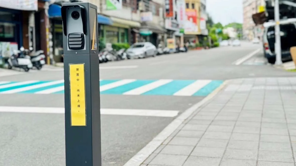 竹市從8月1日起在市區23處路邊設置智慧停車柱,透過科技執法解決裝卸貨車格長期遭占用問題。(圖/新竹市政府提供)