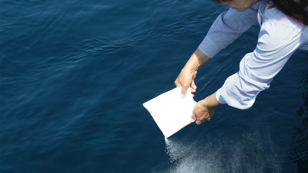 日本人身後偏好火葬,近年更盛行海葬,讓生命以最低污染的方式回歸海洋。(圖/志摩海葬) 日本人身後偏好火葬,近年更盛行海葬,讓生命以最低污染的方式回歸海洋。(圖/志摩海葬)