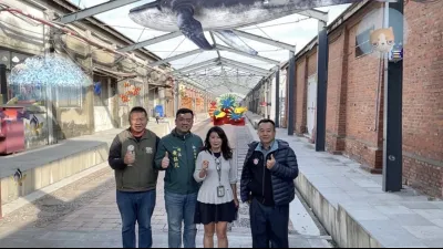 蔡易餘辦公室主任呂文正、六腳鄉鄉長黃鉦凱及台灣元宇宙發展協會理事長、嘉義科技創新基地代表鄒淑文、台糖雲嘉副處長魏水涼,率先體驗「虛擬糖果節奇幻樂園」。(圖/嘉義文化科技創新基地提供)
