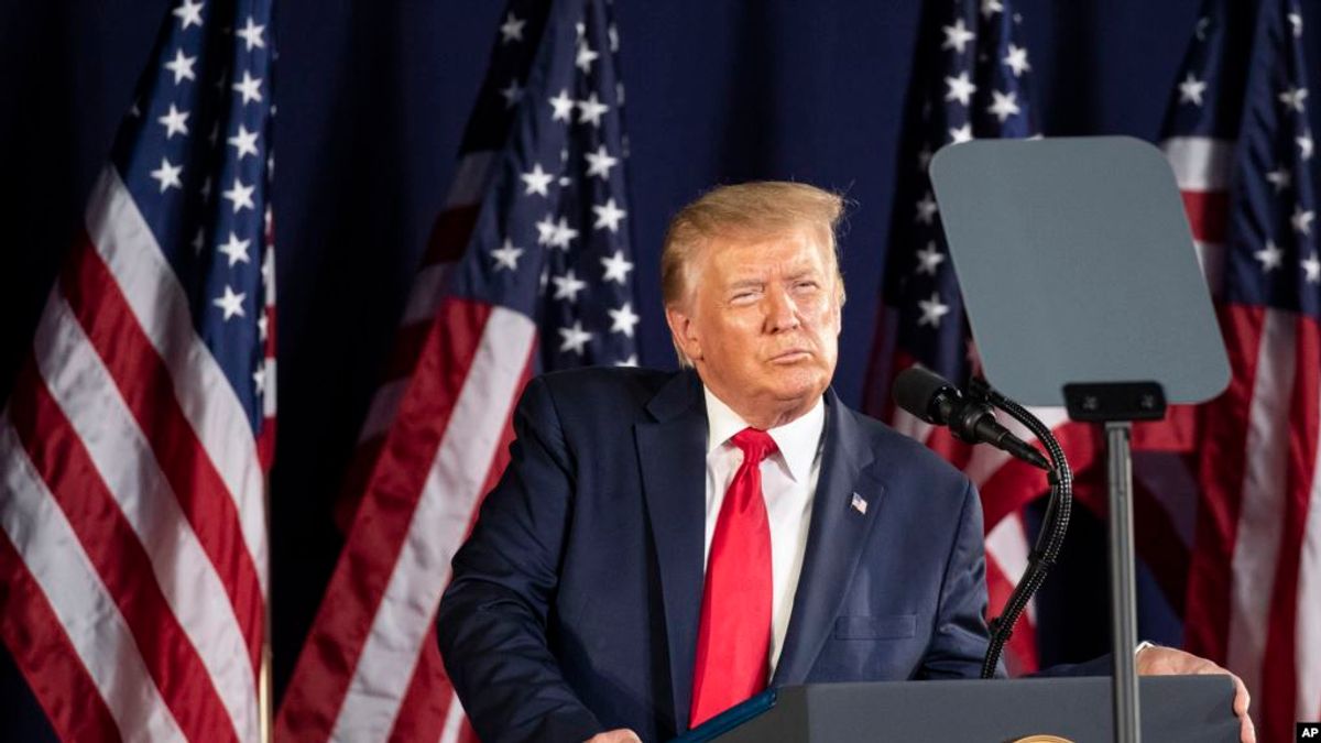 川普總統在拉什莫爾山國家紀念公園發表談話。(2020年7月3日,美國之音) 川普總統在拉什莫爾山國家紀念公園發表談話。(2020年7月3日,美國之音)