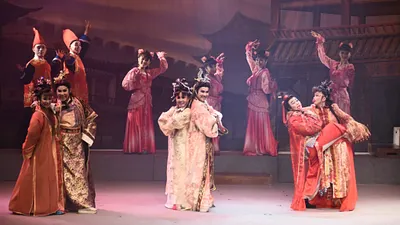 「111年新北市巷弄藝起來巡演」本周要登場的8月27日「明華園天字團」《歡喜冤家丑相親》及28日的經典臺語演唱會,分別將於五股守讓堂及泰山區文程廣場演出。(圖/新北市府提供)