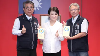 中市環保局「空品感測器物聯網結合無人機空氣污染物自動採樣」及「車載式高污染車輛AI智慧辨識設備」兩項空品技術,獲國際獎項,環保局長陳宏益在市政會議獻獎給市府。(圖/台中市政府)