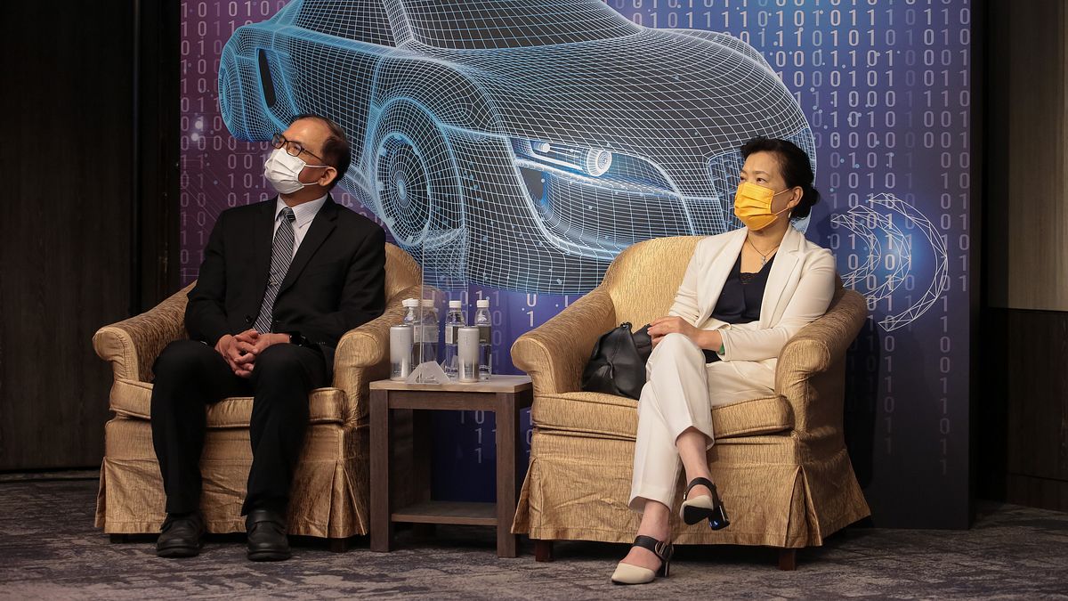 經濟部長王美花(右)、台灣車輛移動研發聯盟主委胡竹生(左)16日出席風傳媒舉辦「電動車2025」線上論壇。(顏麟宇攝) 經濟部長王美花(右)、台灣車輛移動研發聯盟主委胡竹生(左)16日出席風傳媒舉辦「電動車2025」線上論壇。(顏麟宇攝)