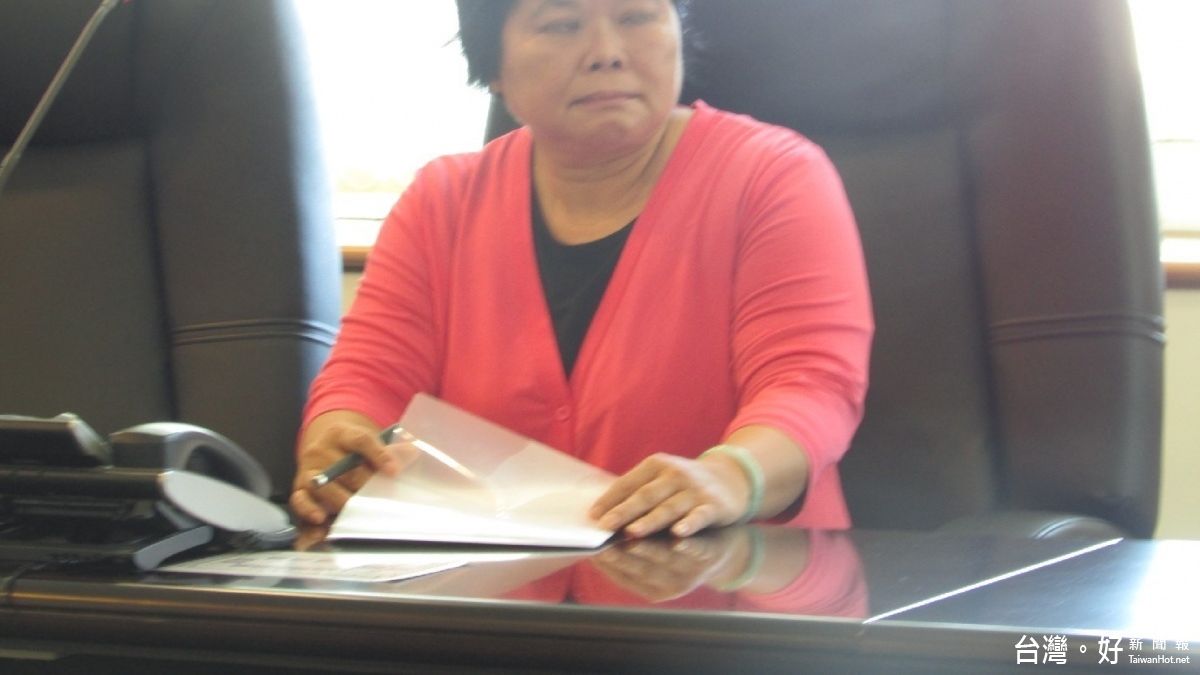 質疑補償金發放侵害權益 維冠災戶籃偉誠向議會請願 質疑補償金發放侵害權益 維冠災戶籃偉誠向議會請願