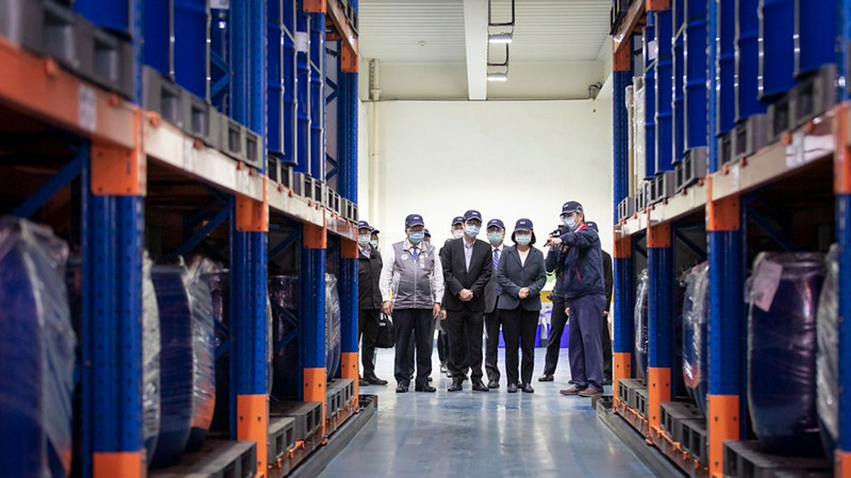 奎寧原料藥製造商「旭富製藥」因美國總統川普而聲名大噪,總統蔡英文4月曾親赴廠區參訪,未料旭富廠區竟位在長期報編未開發的「蘆竹海湖工業地」。(取自總統府) 奎寧原料藥製造商「旭富製藥」因美國總統川普而聲名大噪,總統蔡英文4月曾親赴廠區參訪,未料旭富廠區竟位在長期報編未開發的「蘆竹海湖工業地」。(取自總統府)