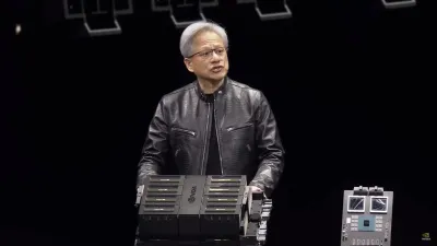 黃仁勳去年在輝達GTC的大會介紹Blackwell與前代的Hopper晶片。(翻攝輝達GTC大會直播影片)