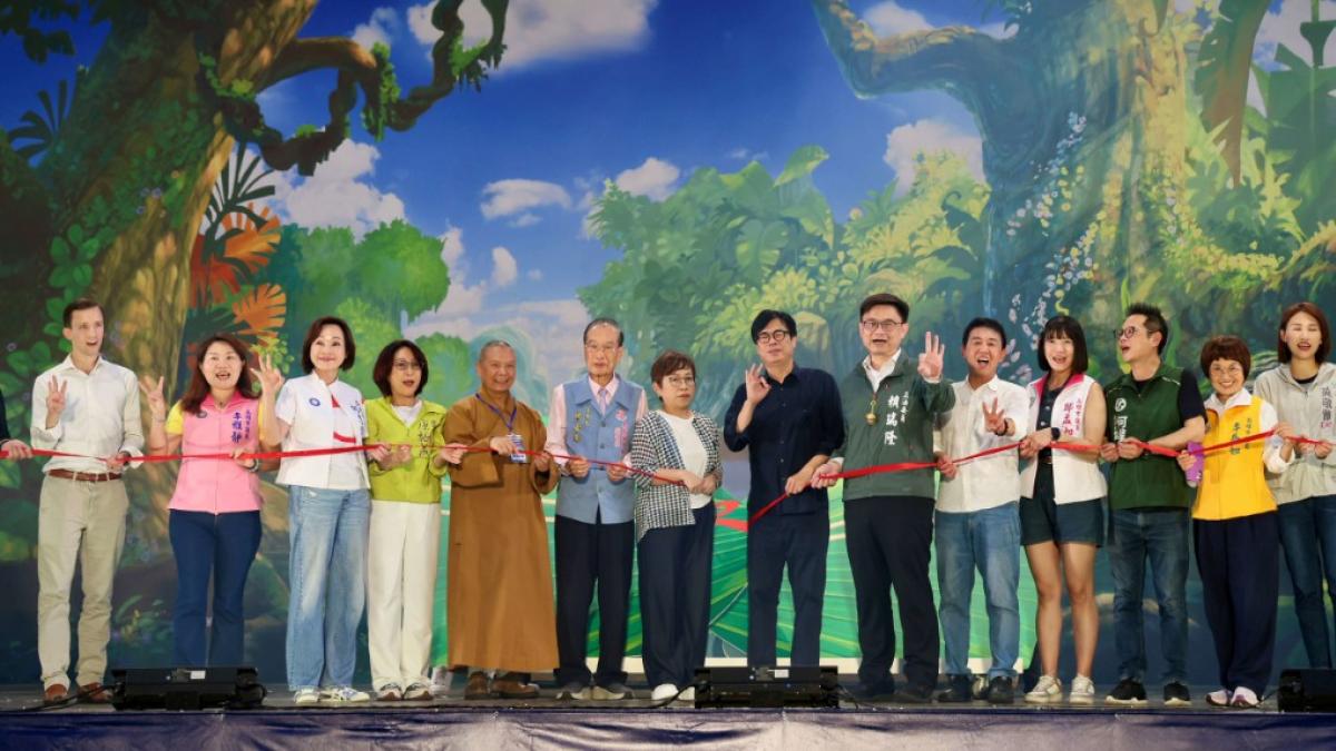 高雄端午龍舟嘉年華愛河盛大開幕 飛馬燈光影秀、紙風車劇團嗨翻端午夜