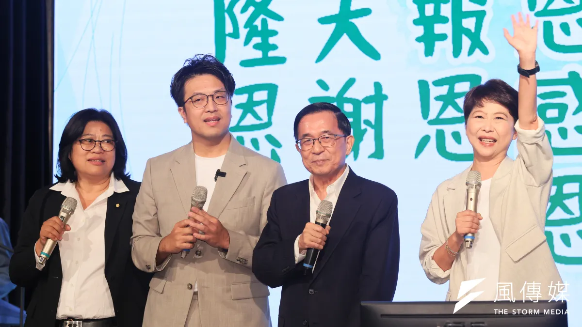立委陳亭妃(右起)、 前總統陳水扁、立委沈伯洋、立委王美惠28日出席凱達格蘭基金會二十一週年感恩餐會。(柯承惠攝)