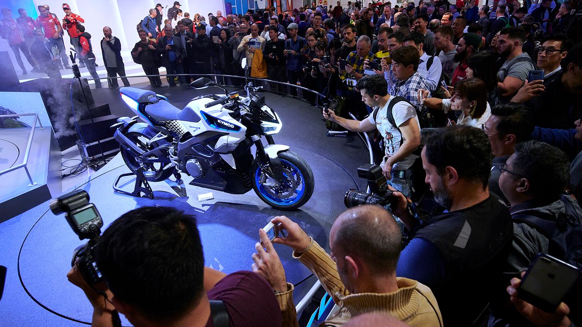 EIMCA米蘭國際摩托車展的KYMCO攤位因著RevoNEX而爆棚,這是來自台灣的光陽結合超過20年電動機車製造專業與前瞻性設計理念,所打造出符合市場期待的次世代高性能街跑重機。 (圖/光陽機車) EIMCA米蘭國際摩托車展的KYMCO攤位因著RevoNEX而爆棚,這是來自台灣的光陽結合超過20年電動機車製造專業與前瞻性設計理念,所打造出符合市場期待的次世代高性能街跑重機。 (圖/光陽機車)