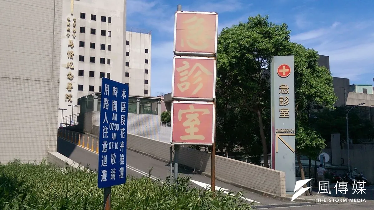 醫學中心沒有負起提供重難症病患的責任,反而看超標的輕症門診,導致輕症病患塞滿醫療中心,真正需要的重症病患卻得不到醫療資源。(資料照片)