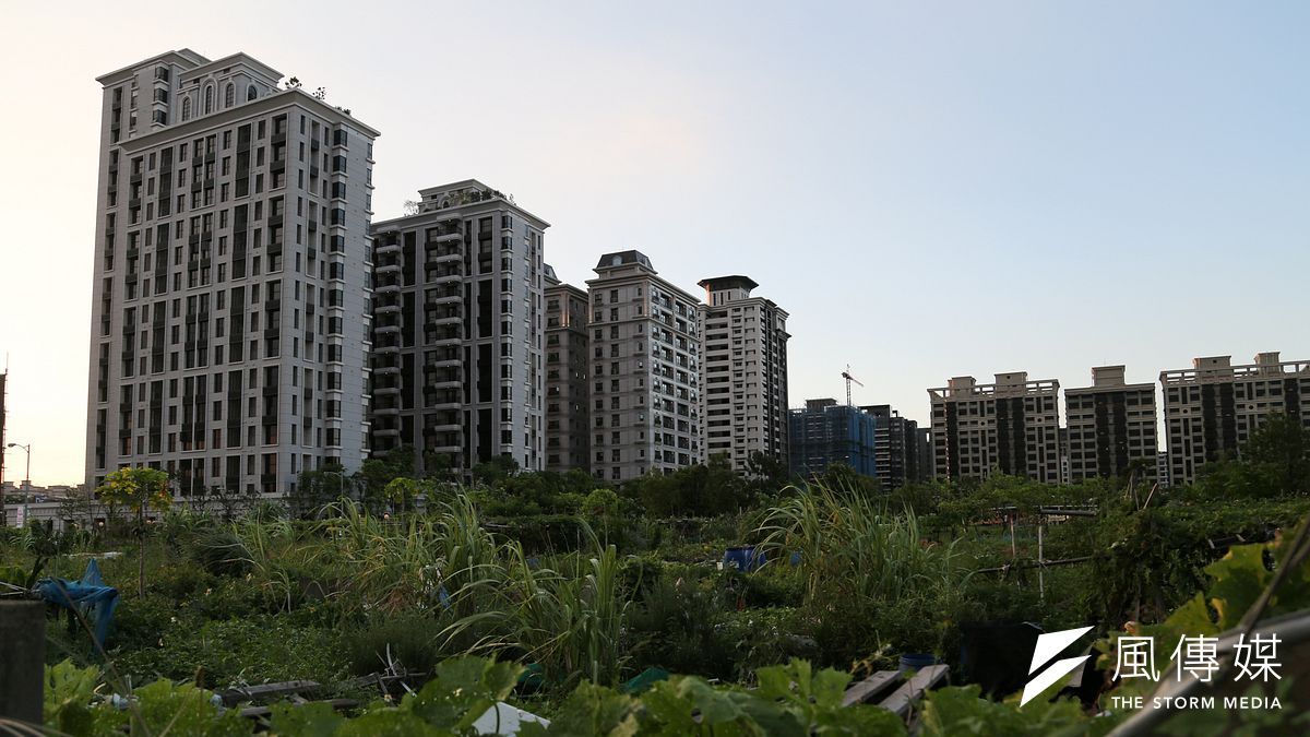 作者指出,自1O1年實價登錄,以迄1O4年短期買賣施以房地合一實價課稅,造成近幾年房地產交易量直落。(余志偉攝) 作者指出,自1O1年實價登錄,以迄1O4年短期買賣施以房地合一實價課稅,造成近幾年房地產交易量直落。(余志偉攝)