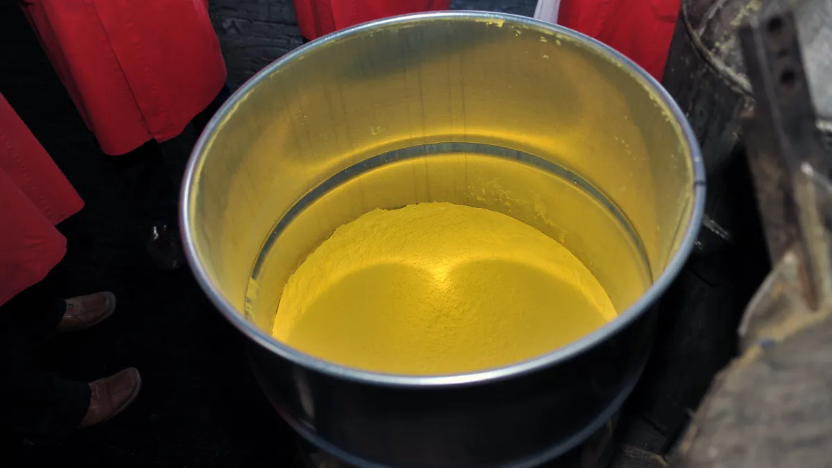 粉末狀的「黃餅」是濃縮鈾提煉過程的重要中間產品。沙烏地阿拉伯據信已與中國合作興建黃餅生產設施。(IAEA Imagebank@flickr)