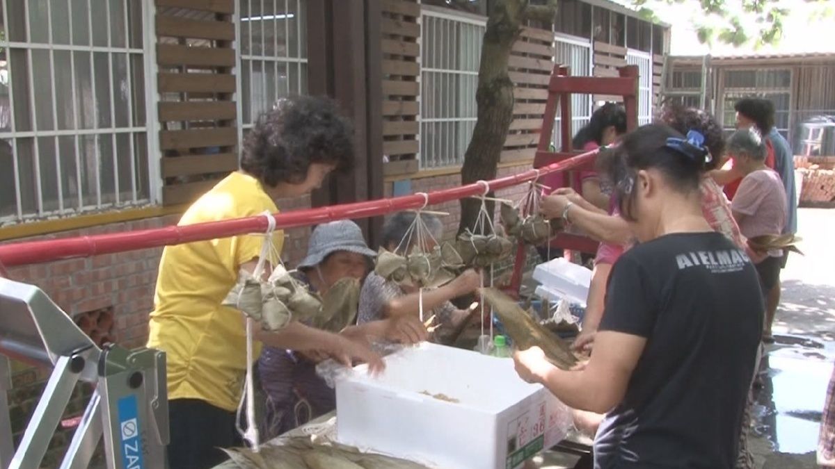 提前過端午包粽 竹市南港社區居民一塊同樂 提前過端午包粽 竹市南港社區居民一塊同樂
