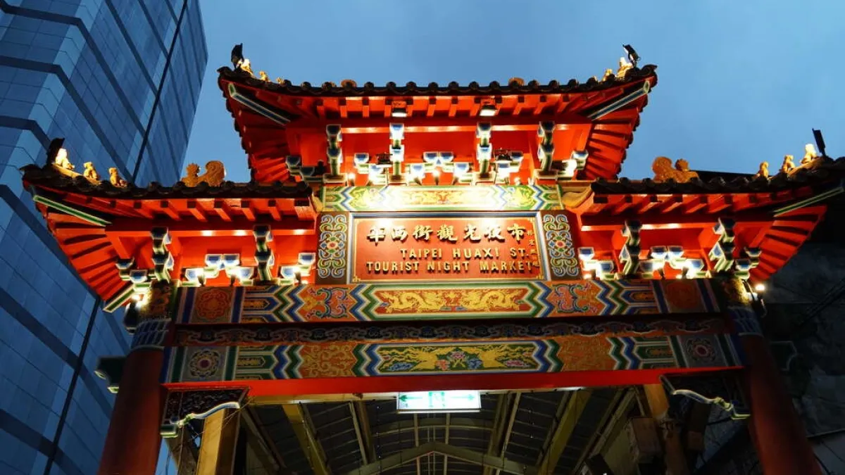 華西街觀光夜市新舊交融的獨特氛圍深受觀光客喜愛,除了享受美食,也別錯過這些行程!(圖/台北旅遊網)
