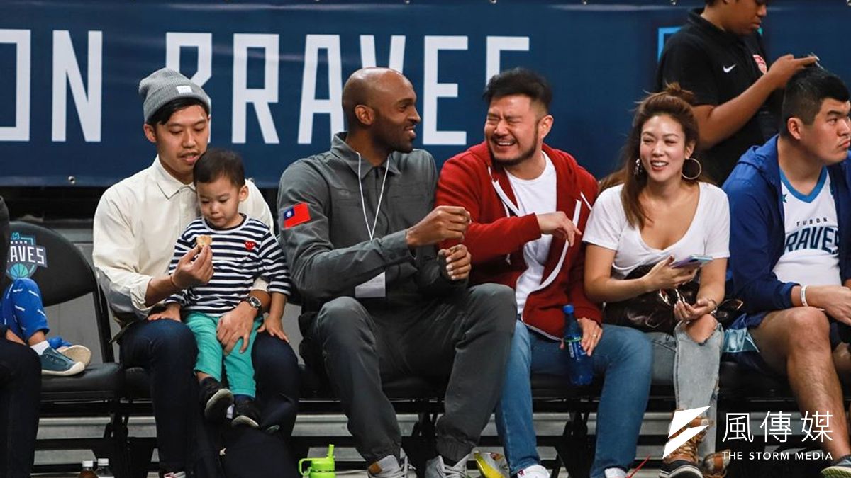 戴維斯(中)穿著有國旗圖案的衣服到場為ABL台北富邦加油。(余柏翰攝) 戴維斯(中)穿著有國旗圖案的衣服到場為ABL台北富邦加油。(余柏翰攝)