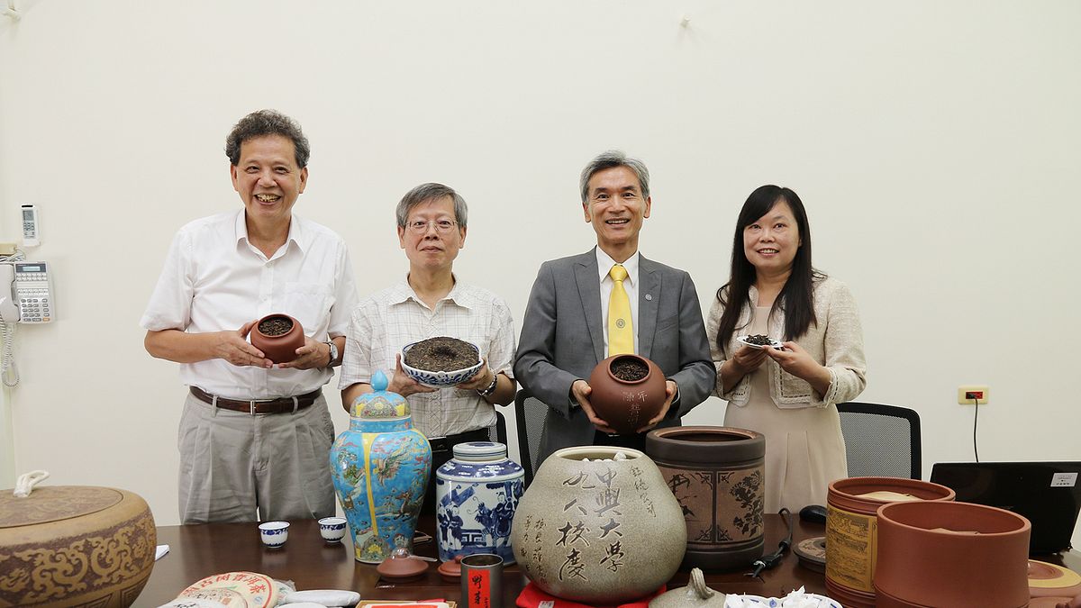 中興大學研究團隊證實,喝普洱茶真的能去油解膩。圖左起為鈺統食品總經理謝日鑫、興大生物科技學研究所教授曾志正、興大校長薛富盛、興大獸醫教學醫院院長陳文英。(中興大學提供) 中興大學研究團隊證實,喝普洱茶真的能去油解膩。圖左起為鈺統食品總經理謝日鑫、興大生物科技學研究所教授曾志正、興大校長薛富盛、興大獸醫教學醫院院長陳文英。(中興大學提供)