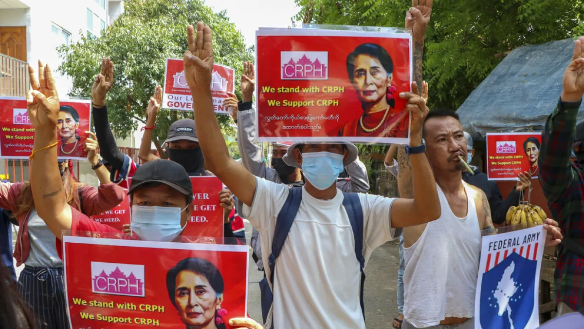 反對緬甸軍政府發動政變的民眾,在仰光街頭高舉遭軟禁的翁山蘇姬照片,呼籲軍政府盡快放人。(美聯社)