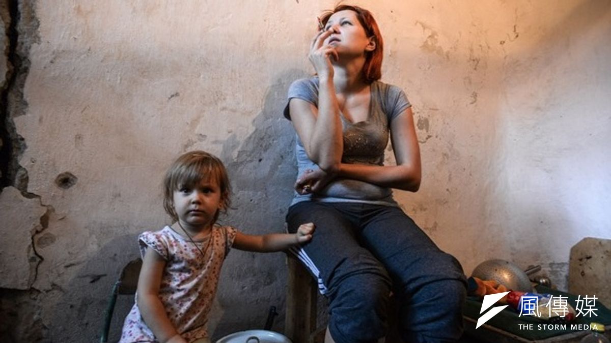 一名孩童與母親躲藏在烏克蘭東部的一個防彈掩蔽處(美聯社) 一名孩童與母親躲藏在烏克蘭東部的一個防彈掩蔽處(美聯社)