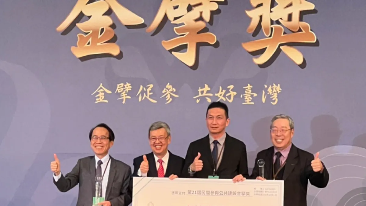 高雄副市長林欽榮從行政院長陳建仁手中接獲金擘獎特優獎盃。(圖/高市水利局提供)