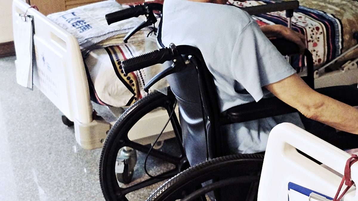 「他們來這,共通點就是『沒錢』...有的家長會想,如果哪天快『走了』,要帶孩子一起走…」他8歲到美國讀書、30歲回台灣當教授,卻毅然辭職投入這間不會賺錢的「家族企業」、24小時全年無休照顧身心障礙者,就是因為看過太多家庭的無助,決心成為弱勢家庭的燈塔...(謝孟穎攝) 「他們來這,共通點就是『沒錢』...有的家長會想,如果哪天快『走了』,要帶孩子一起走…」他8歲到美國讀書、30歲回台灣當教授,卻毅然辭職投入這間不會賺錢的「家族企業」、24小時全年無休照顧身心障礙者,就是因為看過太多家庭的無助,決心成為弱勢家庭的燈塔...(謝孟穎攝)