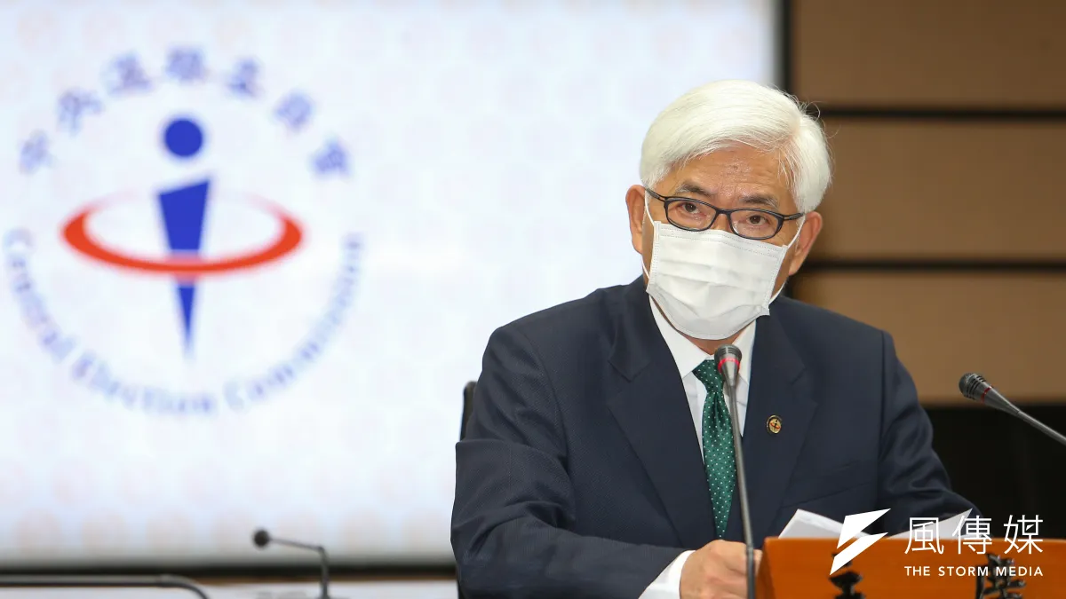 中選會表示,相關不實言論已嚴重損傷選務機關聲譽,「中選會予以譴責並嚴正駁斥,且定依法提告」。圖為中選會主委李進勇。(資料照,顏麟宇攝)