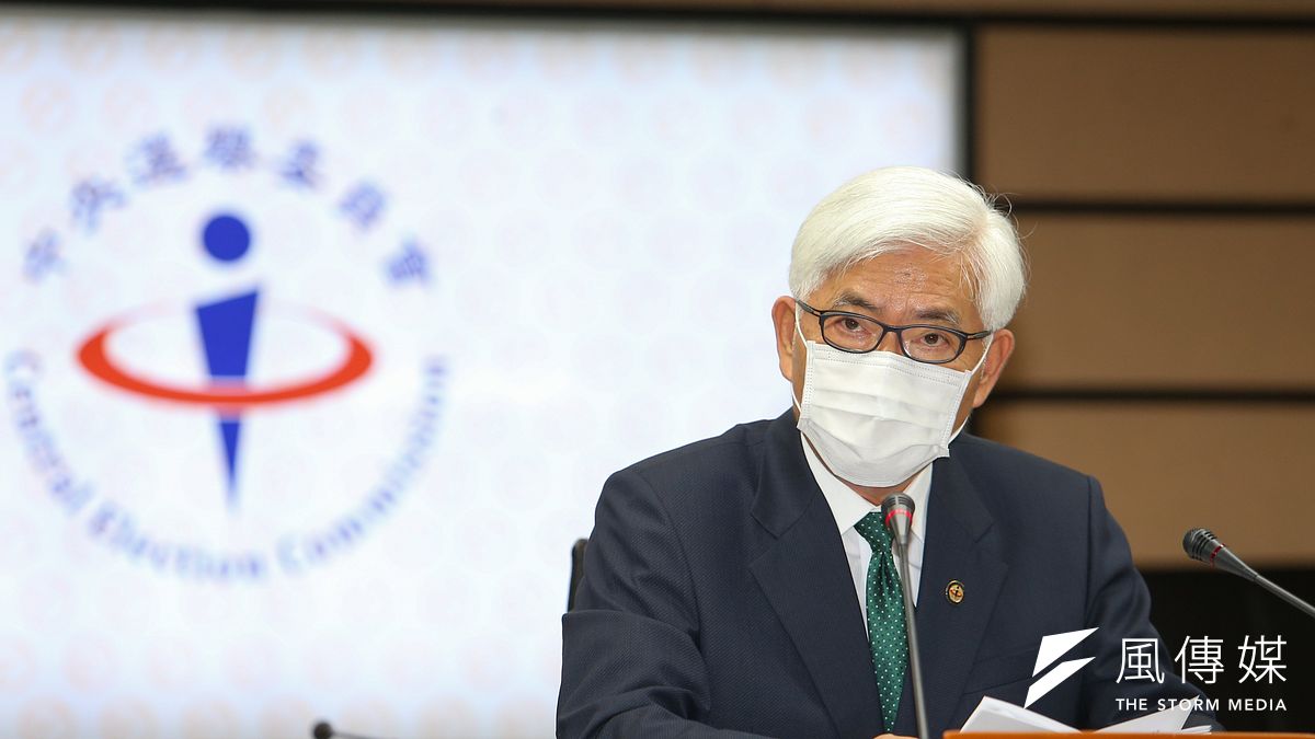 中選會表示,相關不實言論已嚴重損傷選務機關聲譽,「中選會予以譴責並嚴正駁斥,且定依法提告」。圖為中選會主委李進勇。(資料照,顏麟宇攝) 中選會表示,相關不實言論已嚴重損傷選務機關聲譽,「中選會予以譴責並嚴正駁斥,且定依法提告」。圖為中選會主委李進勇。(資料照,顏麟宇攝)