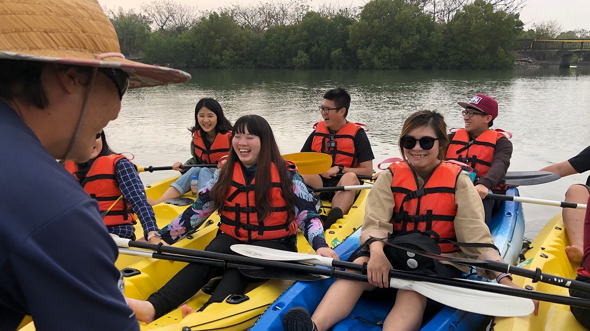 網紅、媒體暢遊大鵬灣特色獨木舟,探索紅樹林生態。 (圖/大鵬灣國家風景區管理處提供) 網紅、媒體暢遊大鵬灣特色獨木舟,探索紅樹林生態。 (圖/大鵬灣國家風景區管理處提供)