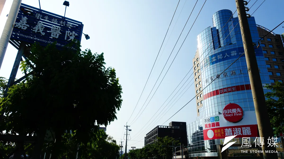 「不分藍綠,民主嘉義」從嘉義高鐵站到嘉義市的路上,一面又一面市長參選人蕭淑麗的大型看板豎立在交通幹道上,幾乎把市長涂醒哲與前市長黃敏惠兩位市長參選人的看板限縮在市中心。圖為嘉義市農會的巨型看板。(羅暐智攝)