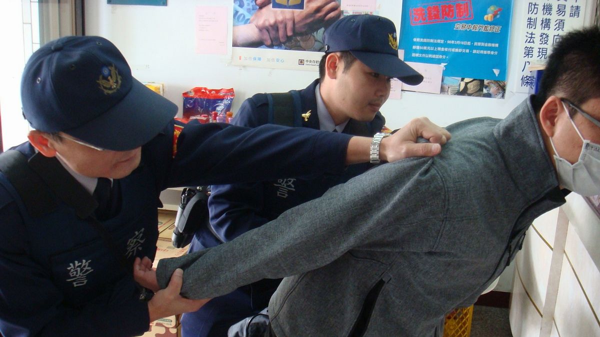 派出所與農會聯合防搶演練 場面逼真嚇壞洽公民眾 派出所與農會聯合防搶演練 場面逼真嚇壞洽公民眾