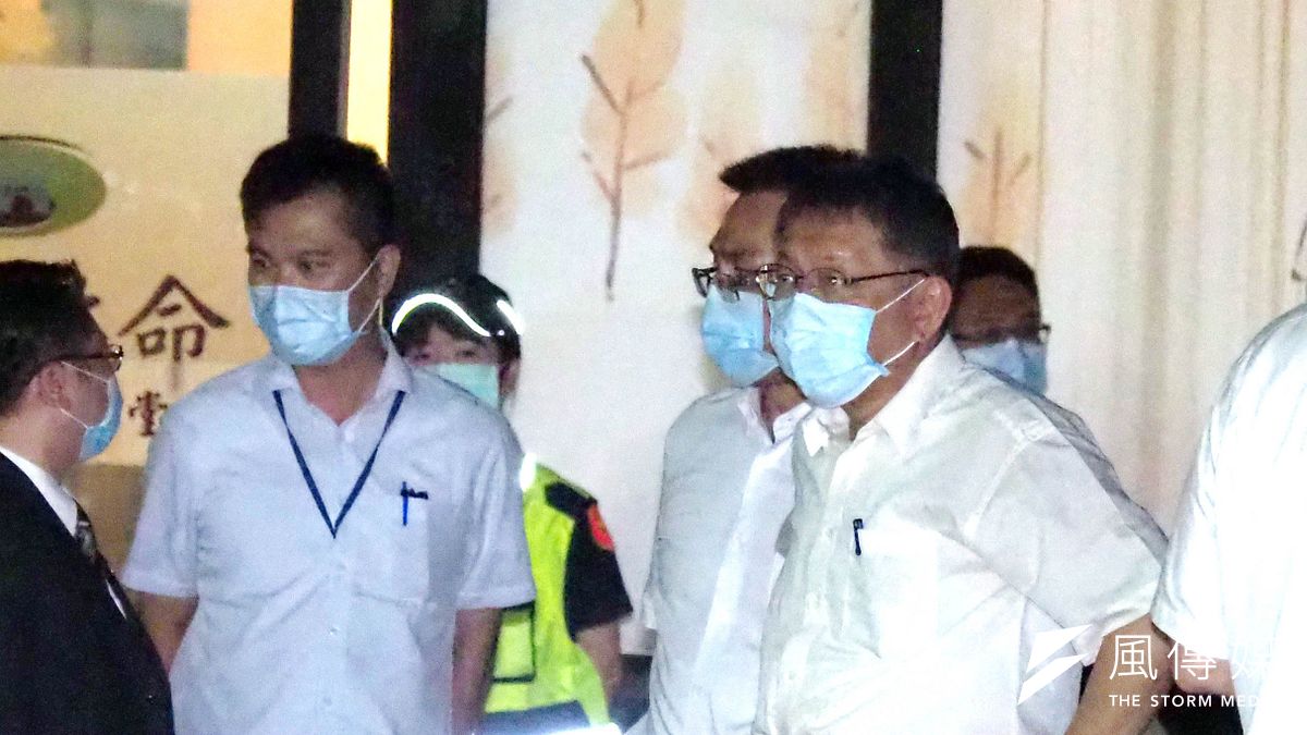 前總統李登輝30日晚間逝世,台北市長柯文哲前往弔唁。(林瑞慶攝) 前總統李登輝30日晚間逝世,台北市長柯文哲前往弔唁。(林瑞慶攝)