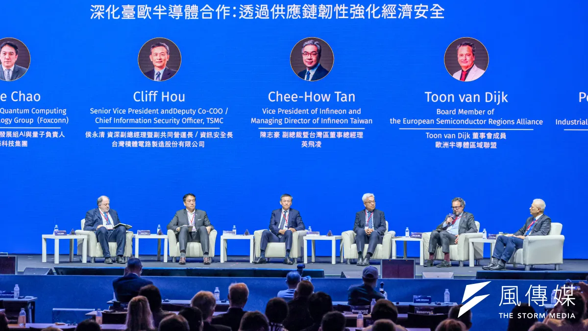 2026投資歐盟論壇1日於南港展覽館舉行,左起:義大利晶片技術基金會執行長Carlo Reita、鴻海科技集團董辦商務發展組AI與量子負責人趙元瀚、台積電副總經理暨副共同營運長侯永清、英飛凌副總裁暨台灣區董事總經理陳志豪、歐洲半導體區域聯盟董事會成員Toon van Dijk、工研院院長張培仁。(劉偉宏攝)