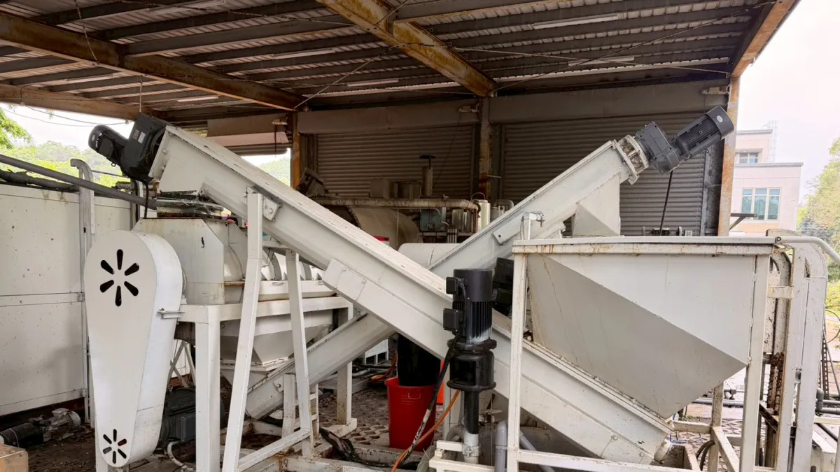 The author visits a business operator in Taichung to examine new food waste recovery and three-phase separation technology. (Photo provided by author)