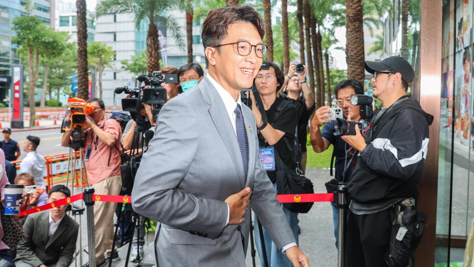 台北市長電視辯論》穿灰西裝、戴彩虹別針 沈伯洋口袋藏「女兒幸運小物」