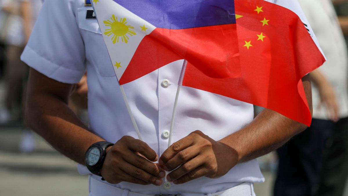 2023年6月14日,菲律賓海岸警衛隊成員揮舞旗幟歡迎中國海軍訓練艦戚繼光號抵達馬尼拉港進行友好訪問。(美聯社) 2023年6月14日,菲律賓海岸警衛隊成員揮舞旗幟歡迎中國海軍訓練艦戚繼光號抵達馬尼拉港進行友好訪問。(美聯社)