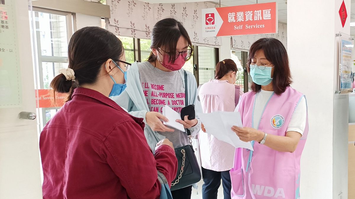 雲嘉南分署預計招募10名志工成員,提供民眾引導及簡易諮詢服務。(圖/勞動力發展署雲嘉南分署提供) 雲嘉南分署預計招募10名志工成員,提供民眾引導及簡易諮詢服務。(圖/勞動力發展署雲嘉南分署提供)