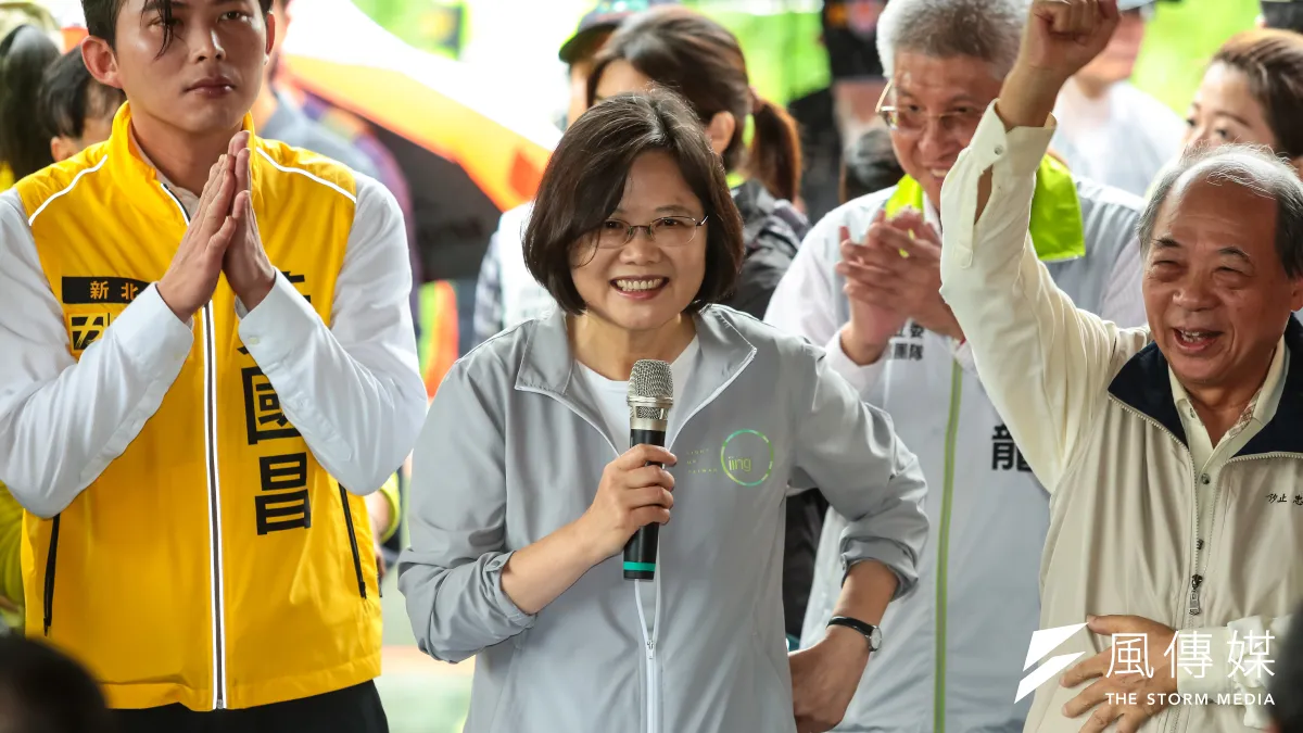民進黨總統參選人蔡英文、時代力量立委參選人黃國昌至汐止忠順廟參拜。(顏麟宇攝)