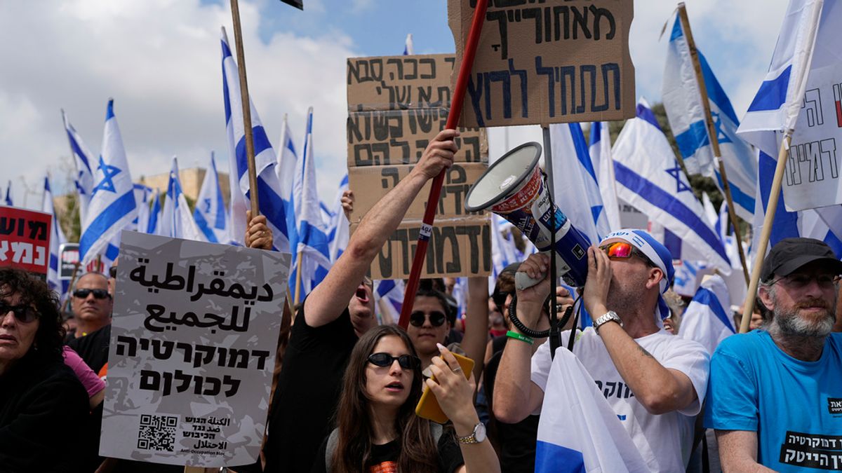 3月27日,以色列群眾上街抗議總理納坦雅胡強推司法改革。 (AP) 3月27日,以色列群眾上街抗議總理納坦雅胡強推司法改革。 (AP)