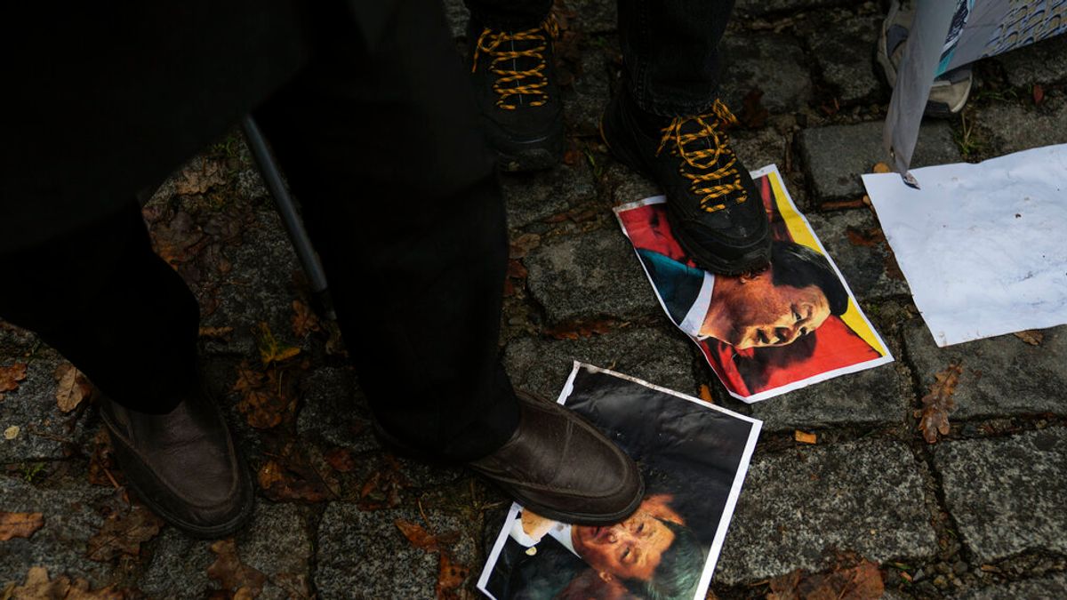 2022年11月30日,土耳其伊斯坦堡的中國領事館外出現聲援「白紙革命」的抗議人潮,習近平的照片被人們踩在腳下。(美聯社) 2022年11月30日,土耳其伊斯坦堡的中國領事館外出現聲援「白紙革命」的抗議人潮,習近平的照片被人們踩在腳下。(美聯社)