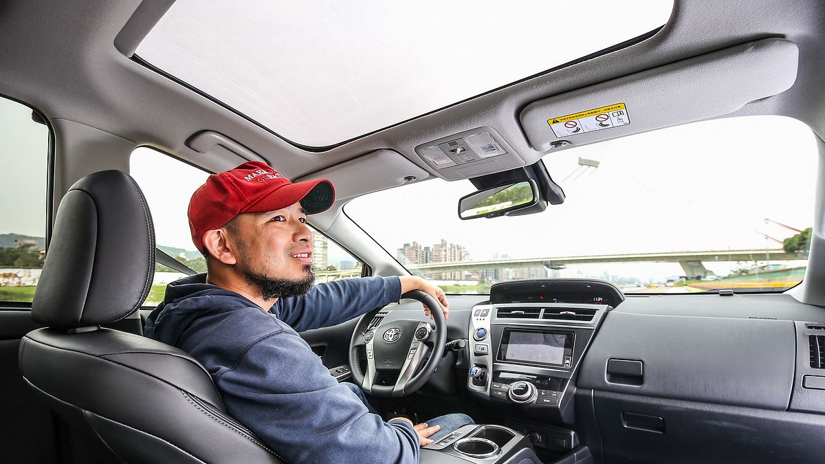 Toyota Prius α具備寬闊的中控台,超大車內空間讓您遇見家的美好。(圖/Toyota) Toyota Prius α具備寬闊的中控台,超大車內空間讓您遇見家的美好。(圖/Toyota)