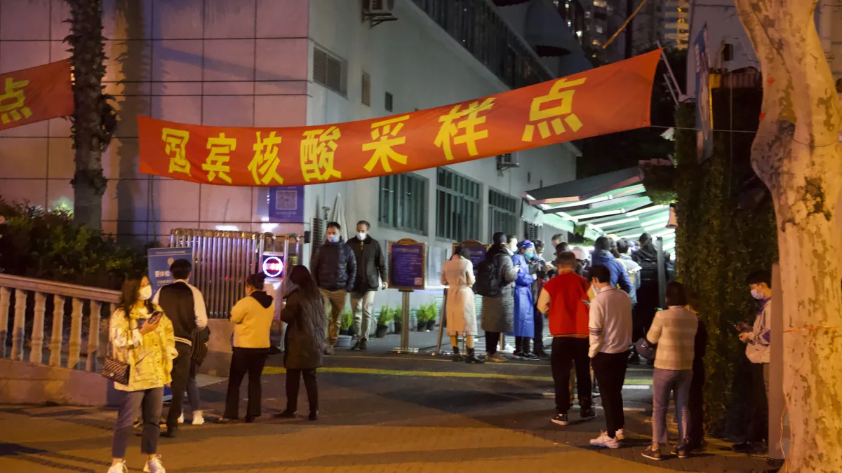 中國河北石家莊宣布取消全員強制核酸檢測,關閉一些常態化核酸檢測點。(AP)