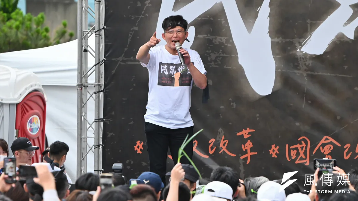 民眾黨立委黃國昌19日赴民進黨黨部前出席「519草根決心」行動。(陳昱凱攝)