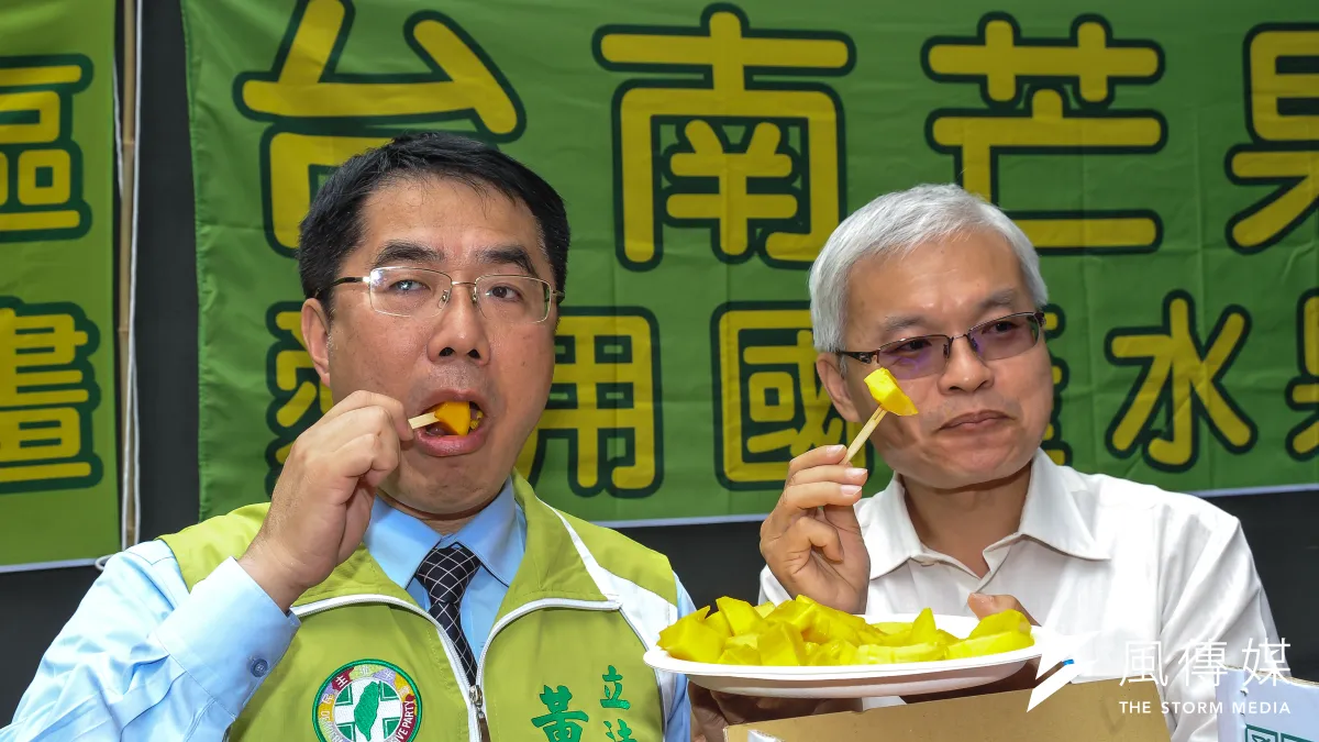 2018台南市長選舉,民進黨立委黃偉哲目前民調領先,昔日戰友新潮流系有意支持他,圖為台南芒果季推廣記者會,黃偉哲吃芒果。(資料照,甘岱民攝)