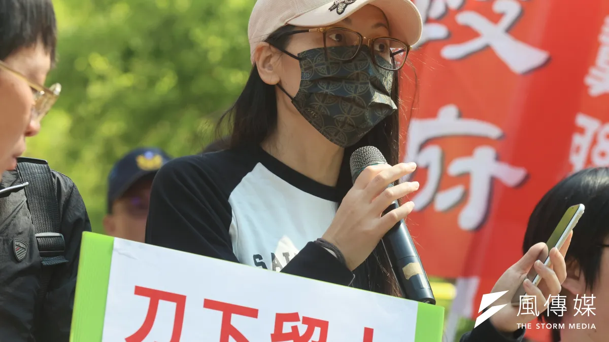 陸配「亞亞」劉振亞在離開台灣前於內政部前開記者會。(資料照,柯承惠攝)