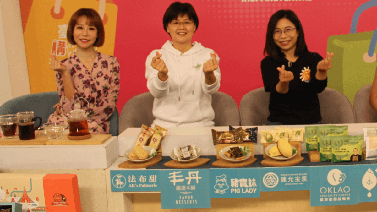 台中市工商發展投資策進會總幹事黃于珊(中)與斯容(左)一搭一唱,行銷台中市十大伴手禮。(圖/台中市政府) 台中市工商發展投資策進會總幹事黃于珊(中)與斯容(左)一搭一唱,行銷台中市十大伴手禮。(圖/台中市政府)