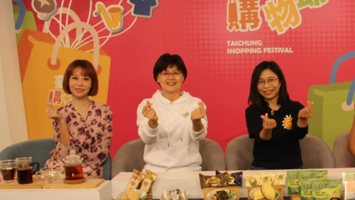 台中市工商發展投資策進會總幹事黃于珊(中)與斯容(左)一搭一唱,行銷台中市十大伴手禮。(圖/台中市政府)
