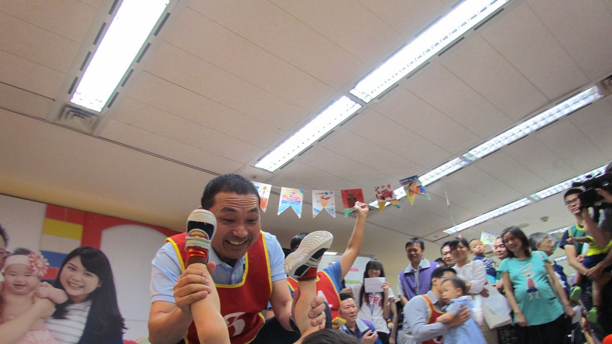 新北市長候選人侯友宜去年參加父親節包尿布活動時被拍下爆笑表情,在網路上引發討論。(取自第1屆失敗新聞攝影大賞-臉書活動頁面) 新北市長候選人侯友宜去年參加父親節包尿布活動時被拍下爆笑表情,在網路上引發討論。(取自第1屆失敗新聞攝影大賞-臉書活動頁面)