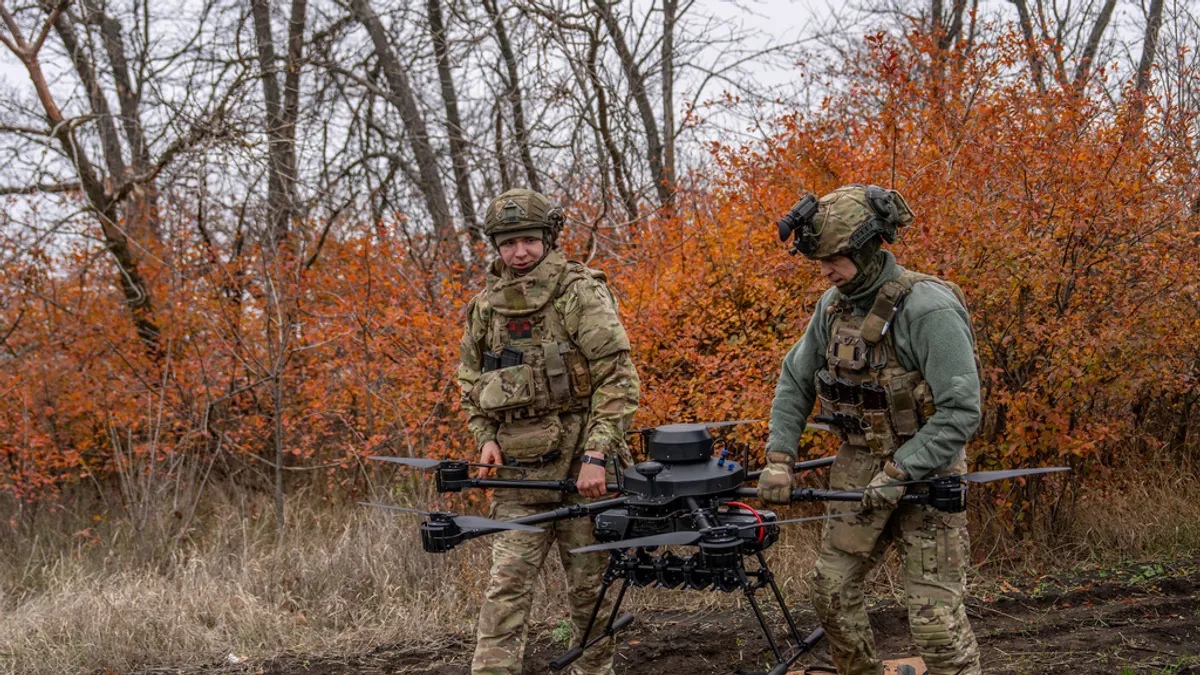 準備投放大型無人機的烏克蘭部隊。(美聯社)