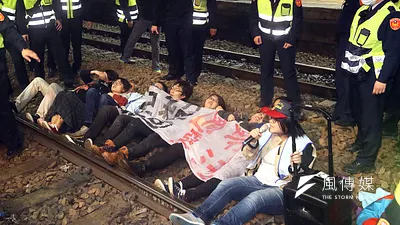 去年重修《勞基法》,蔣闊宇(左四)參與勞團的臥軌抗議活動。(柯承惠攝)