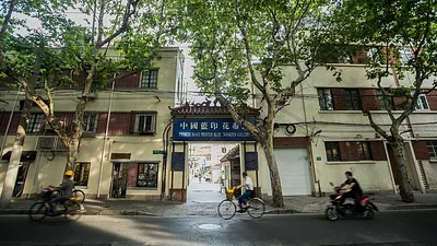 上海長樂路短短約3公里,是舊時上海法租界的一條狹窄馬路,房價可能是全上海(中國)最貴的。(取自book.com)